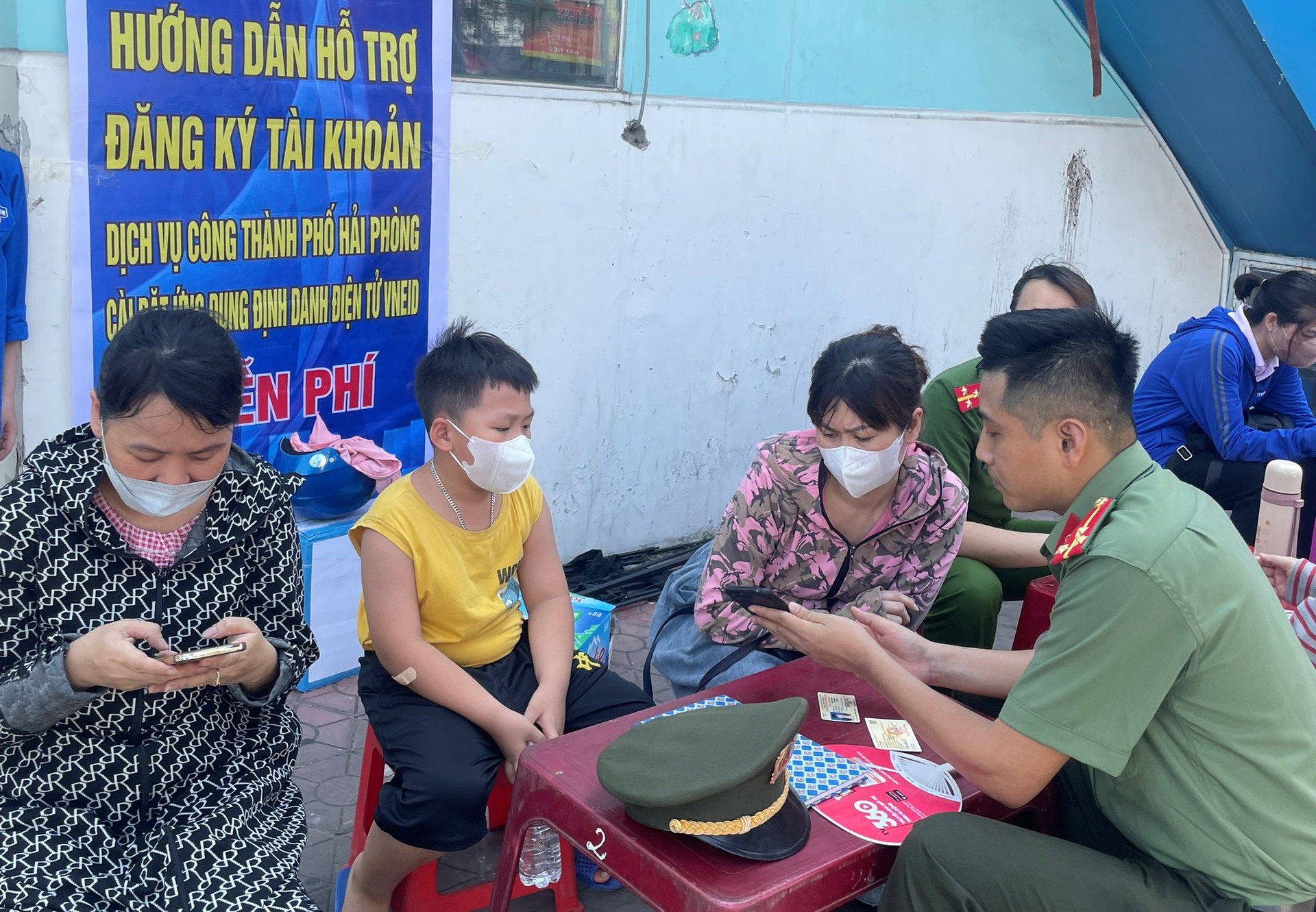 Tuổi trẻ CAQ Kiến An: Góp sức đẩy nhanh tiến độ thu nhận, hướng dẫn kích hoạt tài khoản định danh điện tử cho công dân